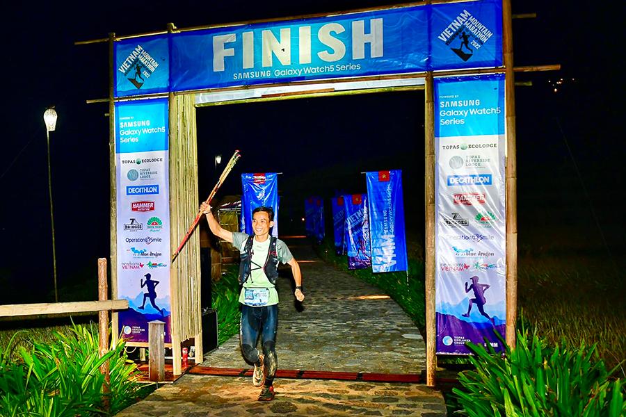 “Siêu nhân” Quang Trần quê Bình Định vô địch chạy 160km lần đầu tại Việt Nam