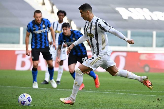 Ronaldo sút hỏng phạt đền nhưng lập tức chuộc lỗi cho Juventus