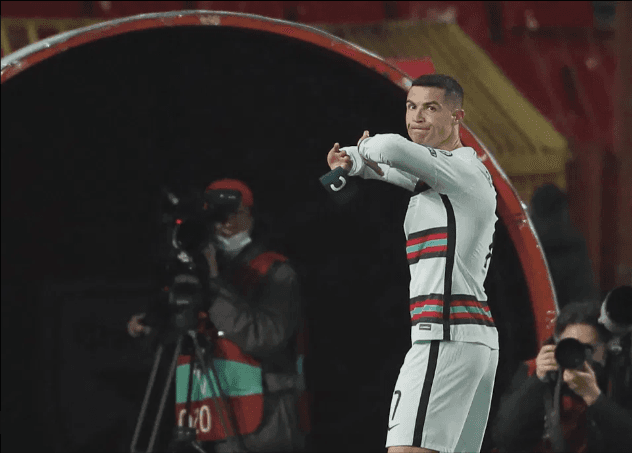 Ronaldo ném băng đội trưởng bị chỉ trích “không thể chấp nhận”