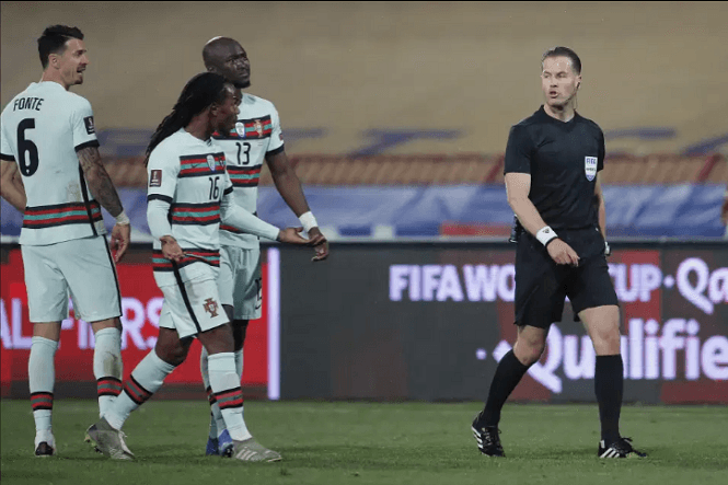 Trọng tài phải trả giá khi từ chối bàn thắng của Cristiano Ronaldo