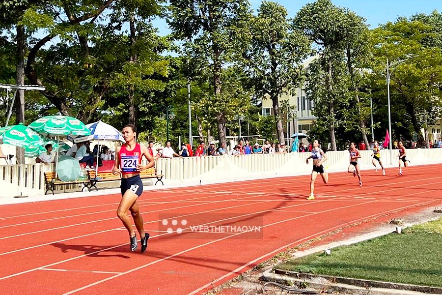 Trần Thị Nhi Yến, tuổi 18 và hai lần phá kỷ lục quốc gia điền kinh trẻ của Lê Tú Chinh